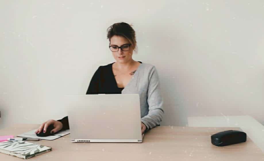 Audrey Doubet, fondatrice de MAJ Assist’, au travail devant son ordinateur